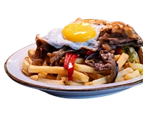 Plato de papas fritas cubiertas con carne salteada, pimientos, champiñones y un huevo frito encima, servido en un plato blanco de DoceTrece