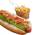 Completo estilo chileno con palta, tomate y salsa sobre pan, acompañado de una porción de papas fritas en canastilla metálica.