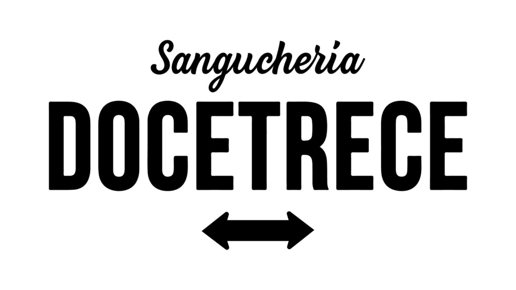 Logo de la sanguchería DoceTrece en color negro, con tipografía destacada y flechas decorativas debajo del nombre.