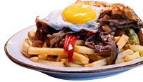 Chorrillana de Sanguchería DoceTrece con papas fritas, carne salteada, cebolla y huevo frito, estilo chileno