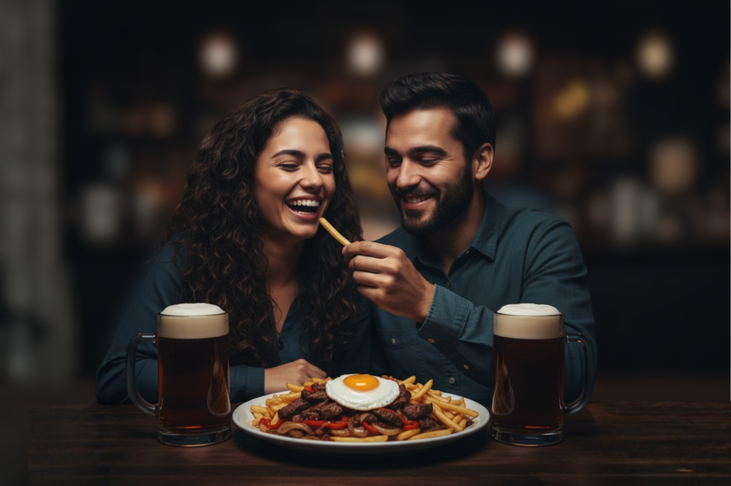 Pareja disfrutando chorrillana y cervezas en Sanguchería DoceTrece en Chile, ambiente acogedor para compartir en el restaurante