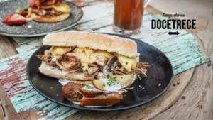 Sándwich gourmet de Sanguchería DoceTrece en Chile con carne mechada, mariscos y queso derretido, servido con papas rústicas y cerveza artesanal