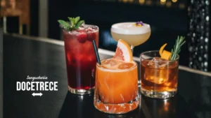 cata de vinMocktails y cócteles de autor en Sanguchería DoceTrece en Chile, bebidas sin alcohol con frutas, hierbas y hielo servidas en barra del restaurante