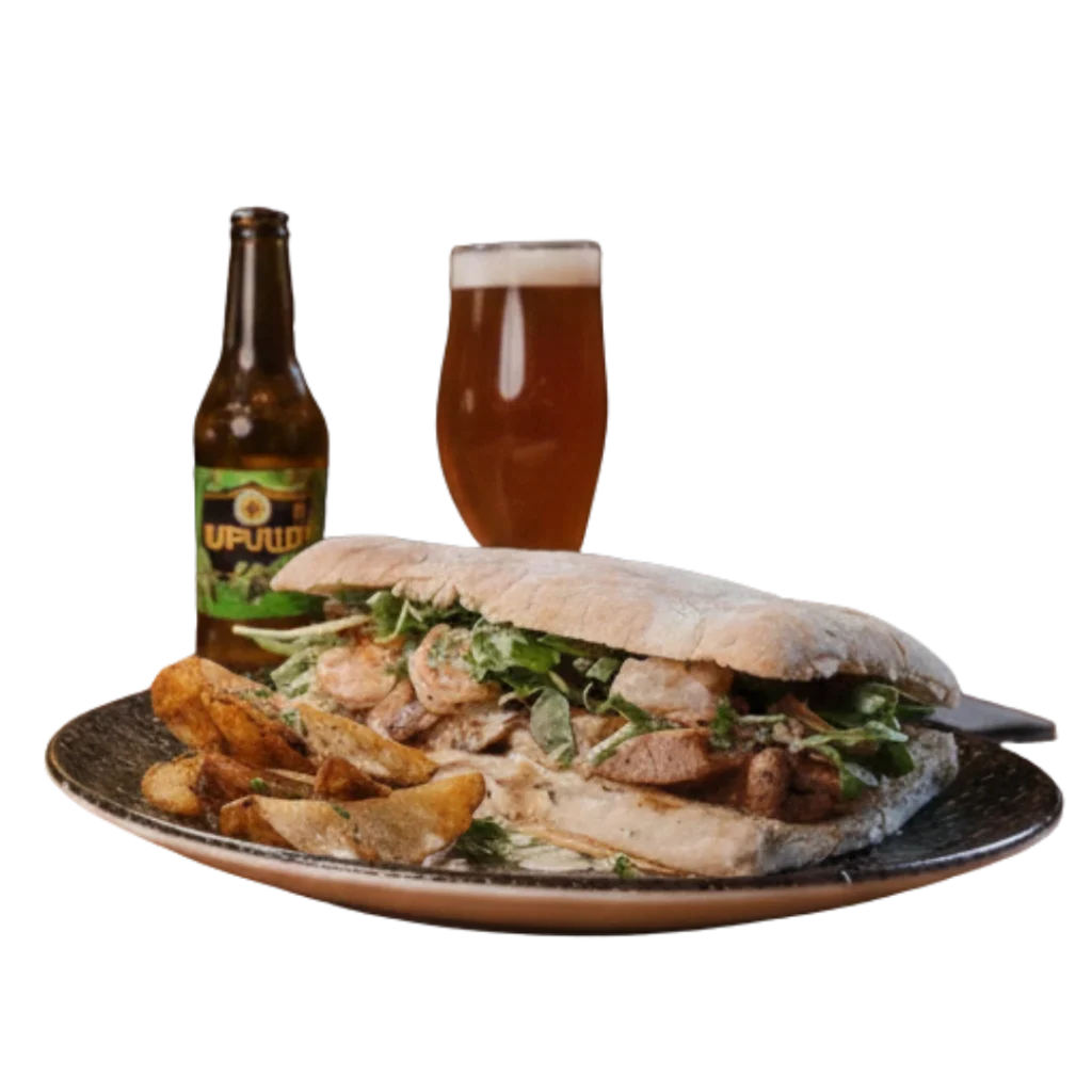 Sándwich de atún y camarones de Sanguchería DoceTrece en Chile con papas rústicas, acompañado de cerveza artesanal en plato servido para compartir