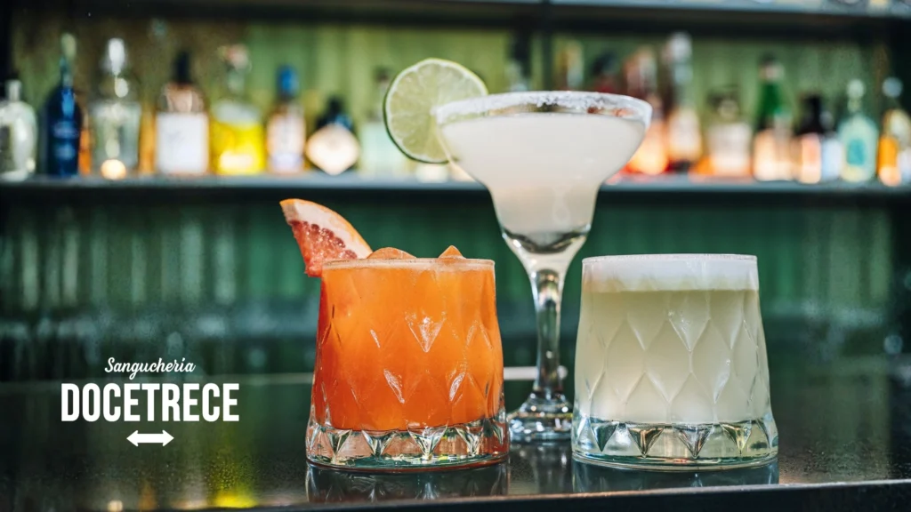 Cóctel perfecto de autor en barra de Sanguchería DoceTrece, tragos con cítricos y hielo ideales para maridar con sándwiches y tablas para compartir