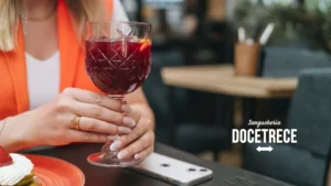 Copa de vino perfecto en Sanguchería DoceTrece en Chile, maridaje ideal para sándwiches y platos del restaurante en ambiente acogedor