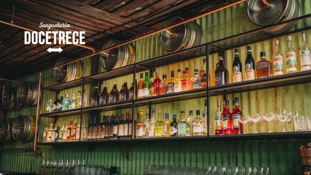 donde comer en santiago Bar de Sanguchería DoceTrece en Santiago de Chile con estantería de destilados, vinos y cervezas, copas listas y ambiente tipo restobar industrial