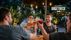 Amigos brindando con cervezas y cócteles en restobar santiago, la terraza de Sanguchería DoceTrece en Santiago de Chile, ambiente nocturno al aire libre con luces cálidas