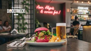 Sanguche Vegetariano o Hamburguesa vegetariana de Sanguchería DoceTrece en Santiago de Chile con pan rosado, verduras y papas rústicas, acompañada de cerveza en ambiente de restobar