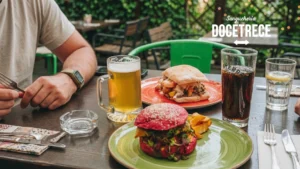 Mesa en terraza de Sanguchería DoceTrece en Santiago de Chile con hamburguesa y sándwich, cervezas artesanales y bebidas, ambiente de sanguchería bar para compartir