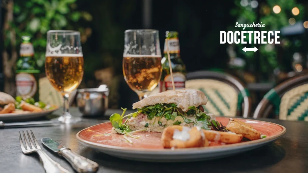 Sándwiches chilenos con cerveza artesanal en la terraza de Sanguchería DoceTrece en Santiago de Chile, plato servido con papas rústicas y ambiente al aire libre
