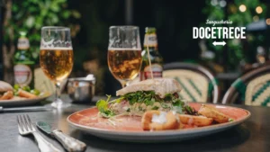 Sándwiches chilenos con cerveza artesanal en la terraza de Sanguchería DoceTrece en Santiago de Chile, plato servido con papas rústicas y ambiente al aire libre